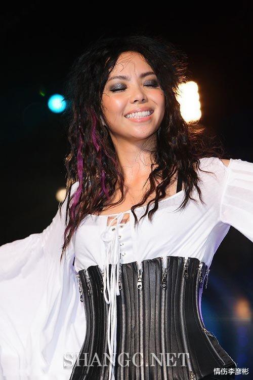 张惠妹演唱会穿着不当，不敢有大动作，减肥成功身形大变样！