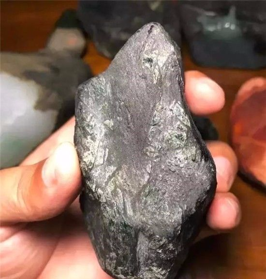 翡翠原石的“油性”到底是什么意思??