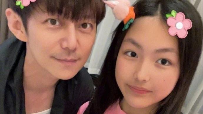 何炅|49岁何炅与13岁王诗龄久违同框，可惜《快本》和《爸爸去哪儿》都没了