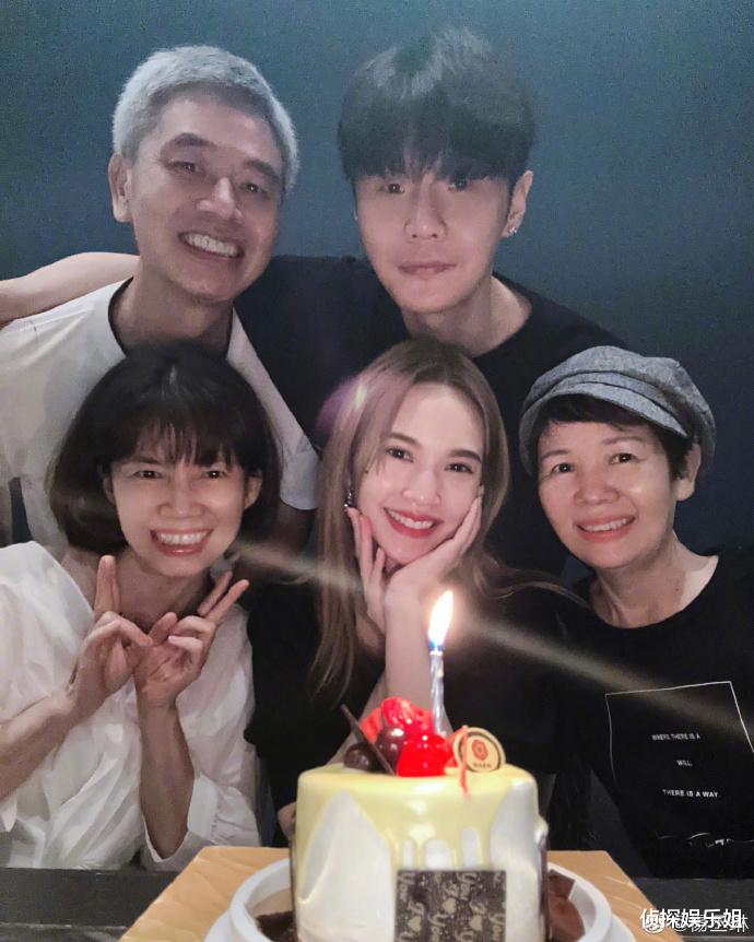 杨丞琳|杨丞琳提前庆祝39岁生日，与老公李荣浩贴脸秀恩爱，夫妻相超足