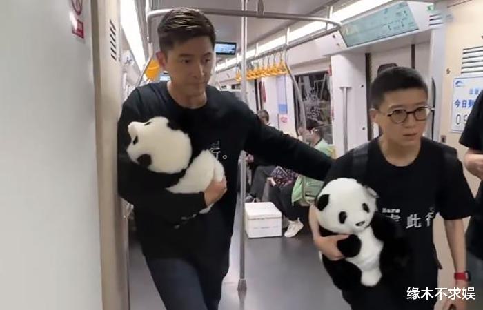 40岁胡歌坐地铁被偶遇，皱纹明显、婚戒抢镜，无人让座引争议！