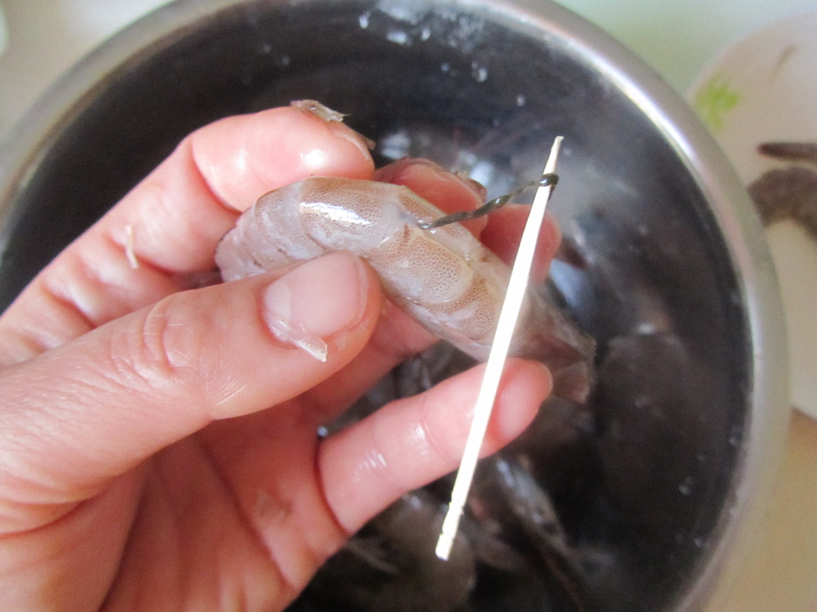 |吃大虾,到底要不要去虾线?原来一直都吃错了,难怪虾肉又柴又老