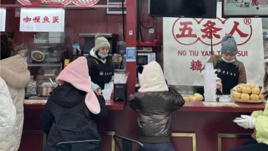 汪圆圆回上海老家游玩，带子女吃路边摊，婚后与老公感情甜蜜