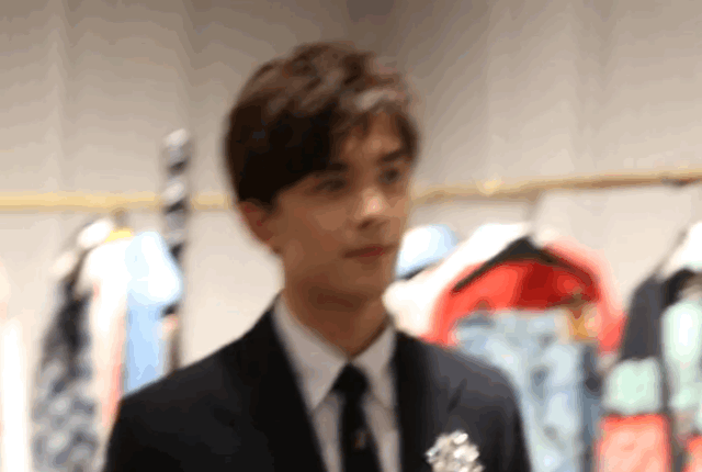 明星在资本面前有多卑微，杨幂被搂腰，张艺谋酒局被推一声不敢吭