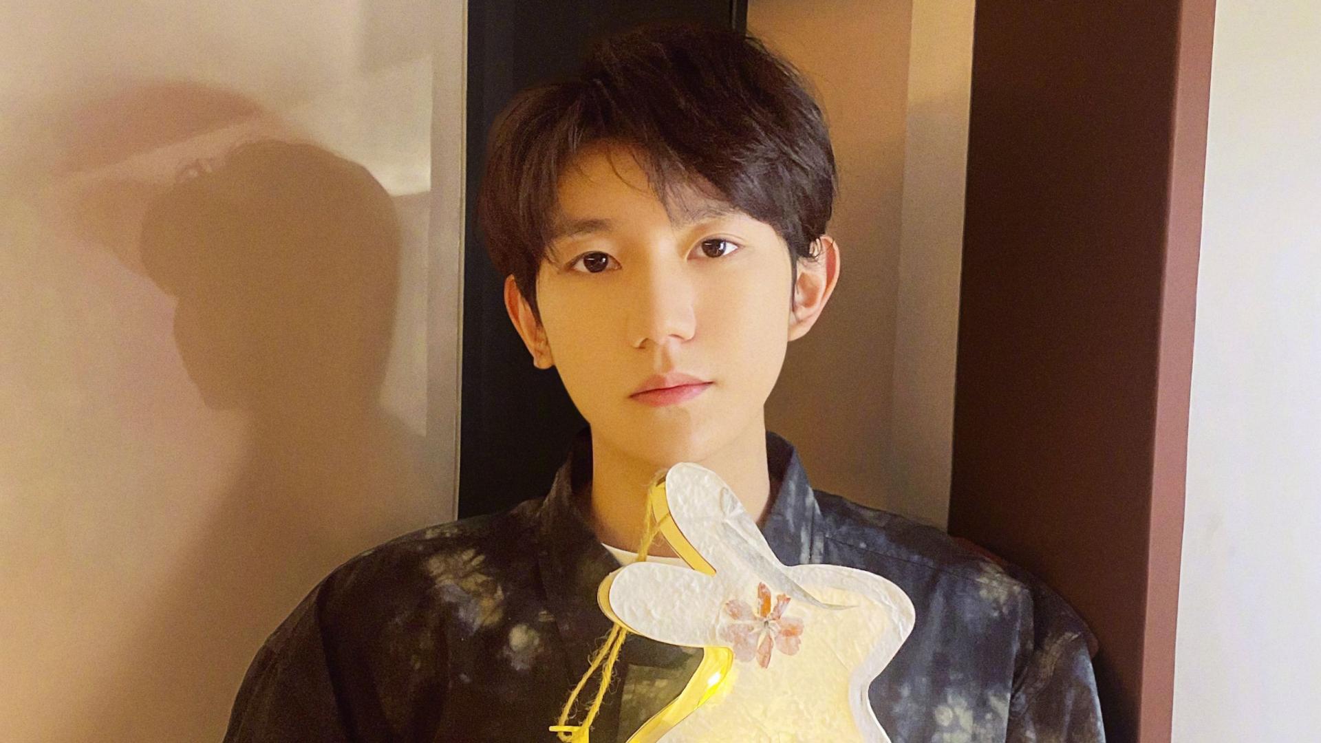 春节档|王源晒元宵兔子灯随拍，自然率性，但好像又瘦了！