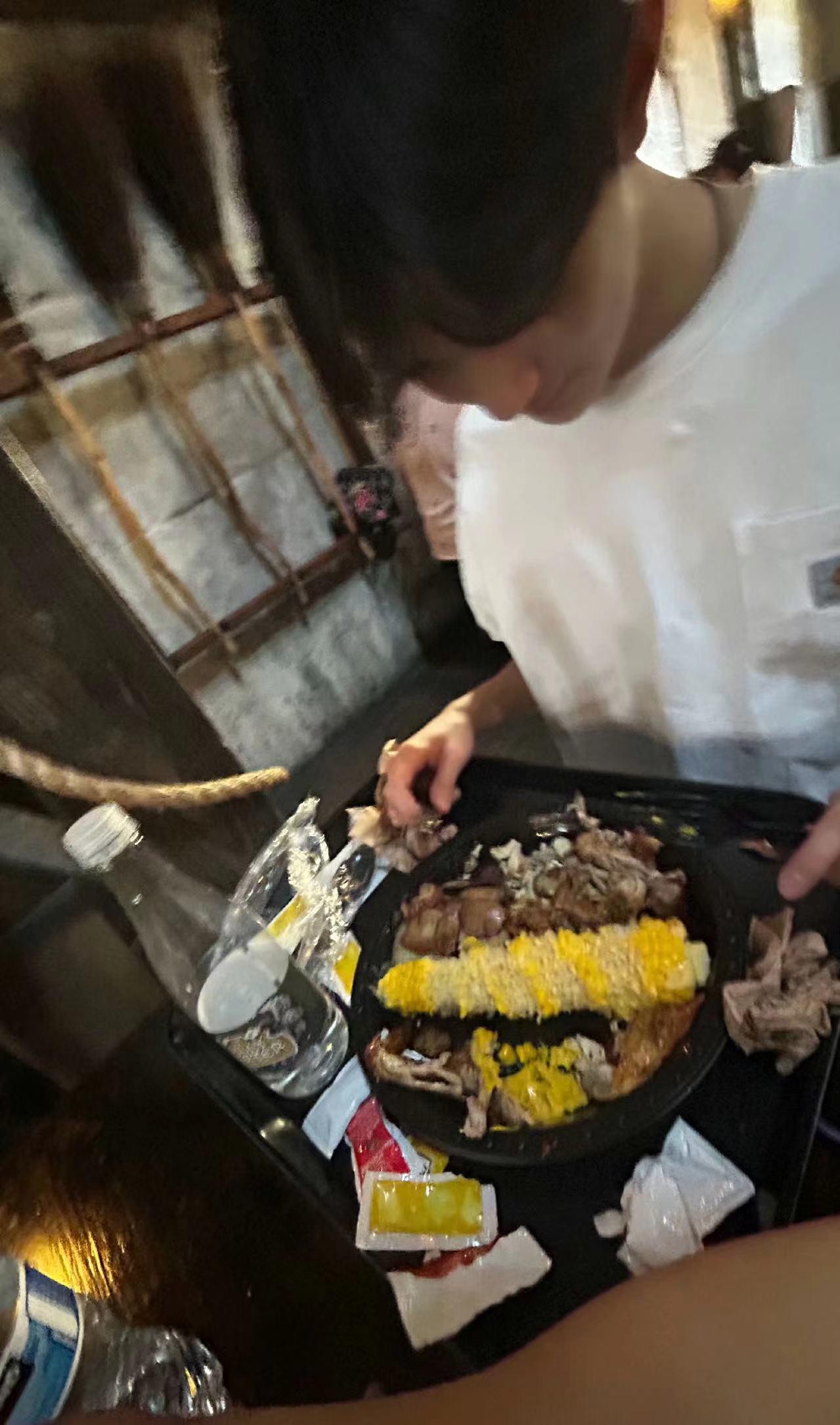 张智霖17岁儿子定居美国！在国外生活日子潇洒，身边女友漂亮迷人