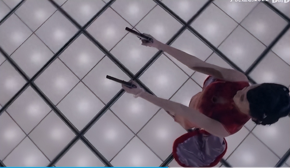 这些侮辱观众的剧情:红裙美背搞偷袭我忍了,湿旗袍打鬼子忍不了