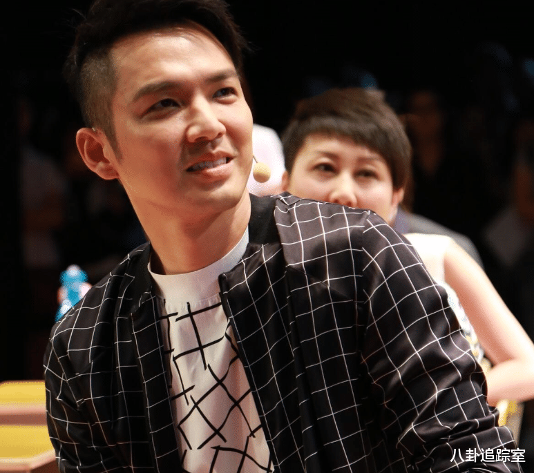 50岁钟汉良被偶遇,手举黑伞模样大变认不出,被指又黑又瘦老十岁