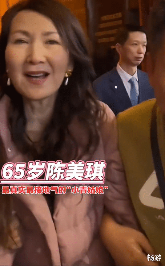 66岁陈美琪朴素的令人心疼!身着旧衣服挎布包,面对粉丝再三鞠躬