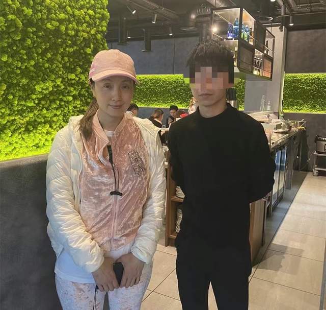 陶虹|陶虹消失一年首露面，现身英国餐厅与网友合影，面容憔悴身形发福
