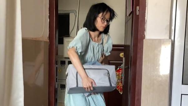 杭州36岁女子失业后躺平出租屋，未婚未育没存款，父母都觉得丢人