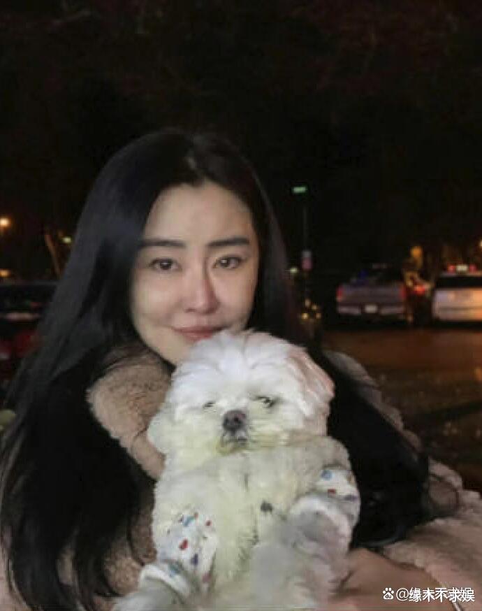 王祖贤厦门再被偶遇，住900元豪华酒店，助理都穿万元卫衣！