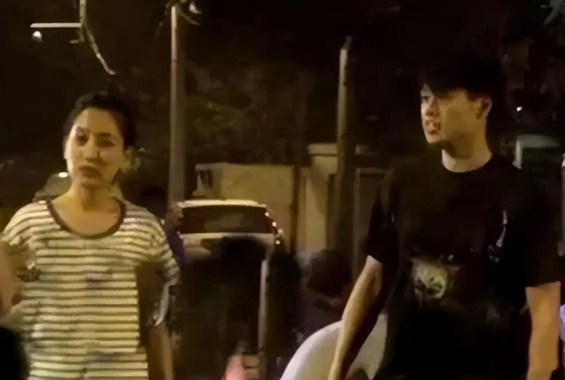 秦岚机场被偶遇,无美颜滤镜模样变化好大,路人生图暴露真实年龄