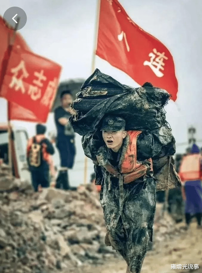 人民子弟兵|脱口秀演员玩梗，侮辱人民子弟兵，网友怒了，老胡却在和稀泥