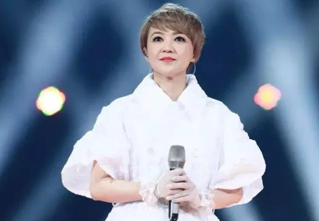 陈慧娴|陈慧娴输给梅艳芳选择离开,至今热爱唱歌与梅艳芳和解