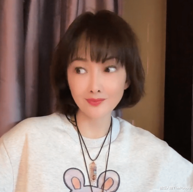 牛莉|49岁王艳陷整容风波！苹果肌突出、超宽双眼皮太抢镜，牛莉更离谱