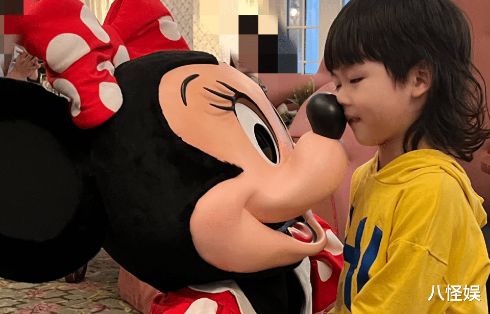 蔡少芬张晋带儿子公园玩耍,夫妻俩吃面包喝白开水,拮据生活曝光