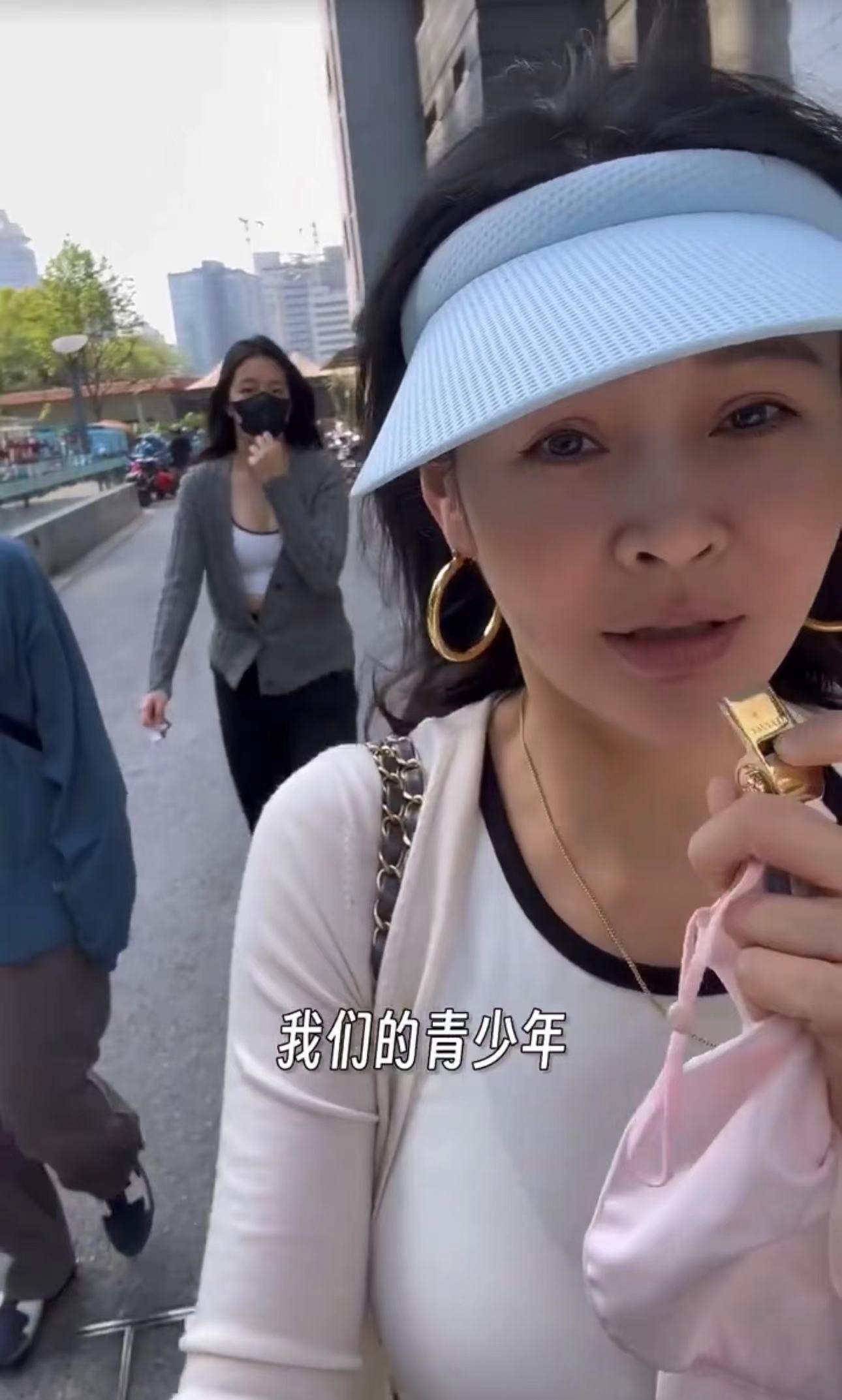 |于明加携一家四口出游身材丰腴!神秘老公罕露面,俩女儿近一米八