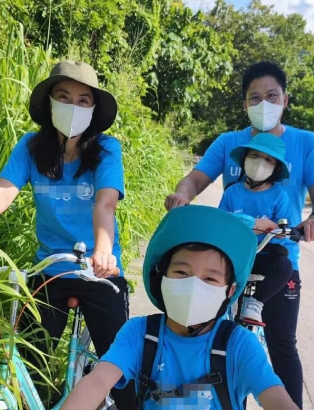 郭晶晶|郭晶晶现身花样滑冰公开赛,素颜露面状态获赞,大口吃干粮接地气