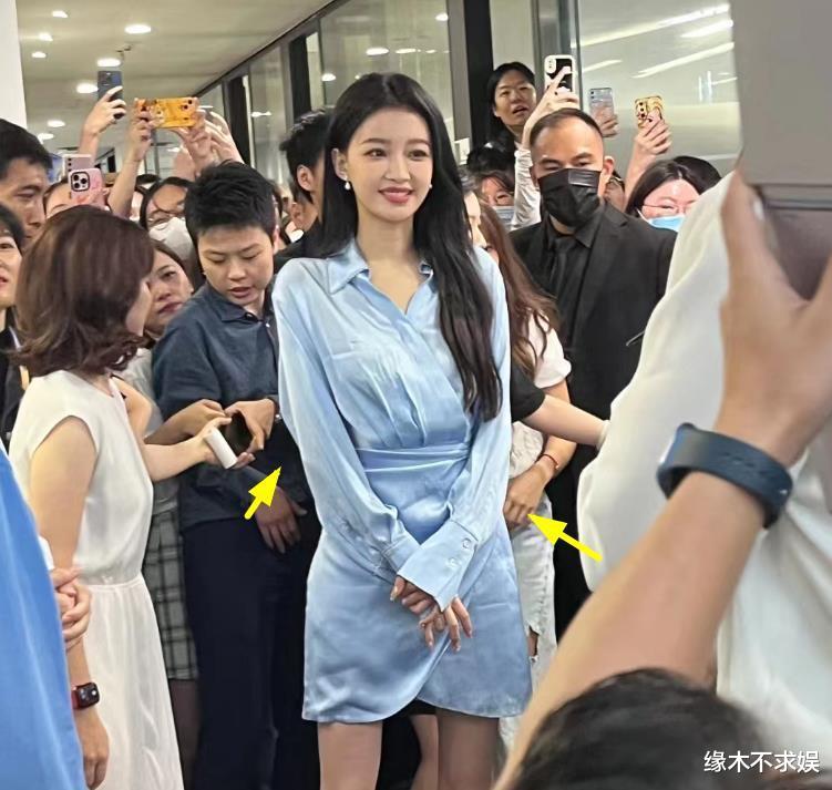 170cm孙怡沃尔玛扫楼，衣服皱巴巴本人又高又瘦，双腿暴露年龄