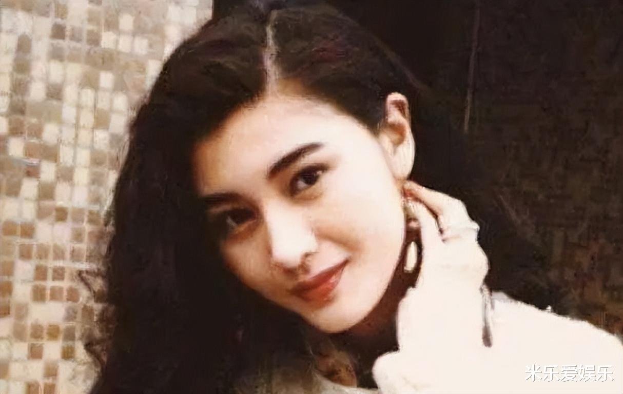 1989年深夜,李嘉诚带18岁的李嘉欣回家,3小时后原配暴毙