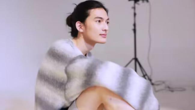 景岗山父子罕合体拍广告，景天一长相秀气留长发，五官神似爸爸