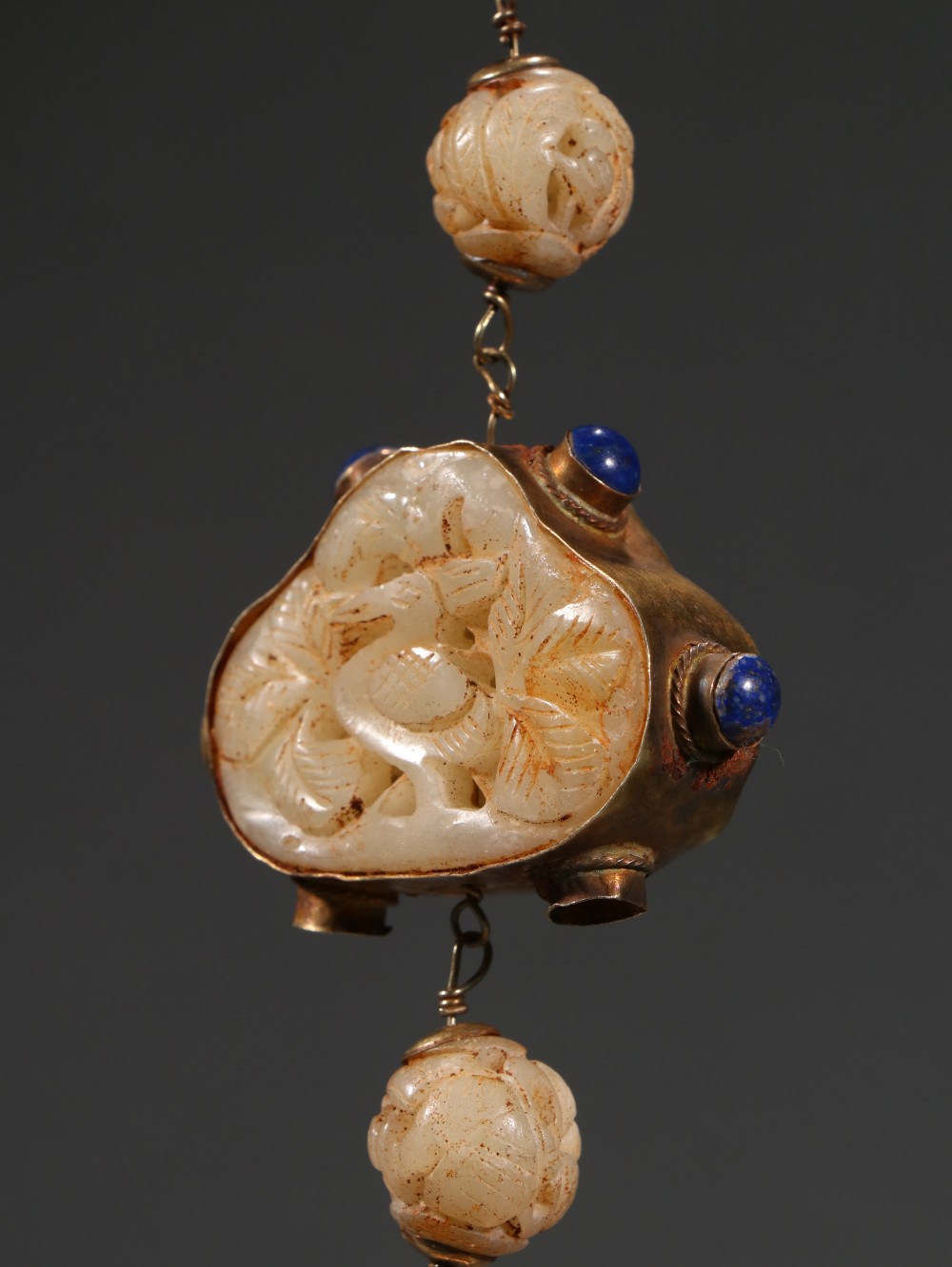 |辽金 和田玉包金一路莲科挂件。