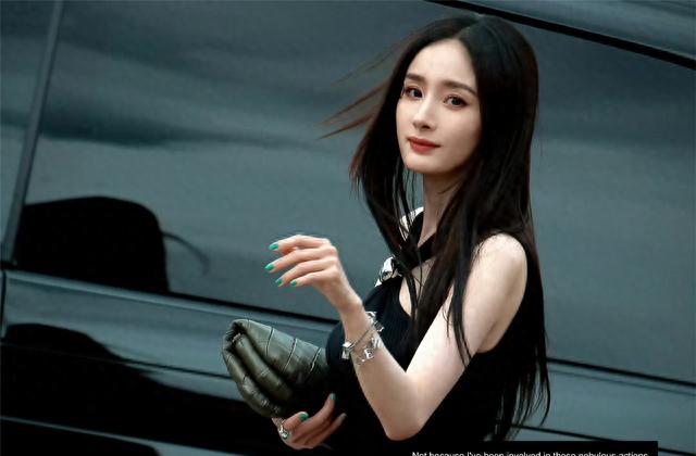 巴黎时装周：杨紫摆脱了四普败北的定局，但看秀还得是85花