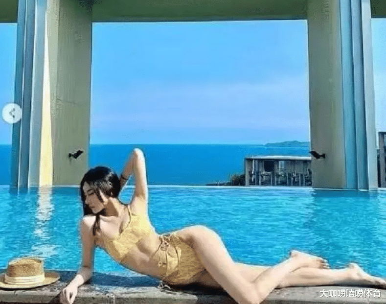 范志毅第一任空姐妻子现身,与女儿同框像姐妹,母女共同庆生