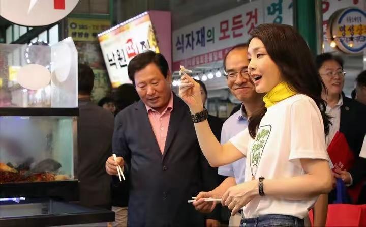 穿搭 “韩国第一夫人”亲身示范：裙子不上膝盖、发不过肩，更高级得体