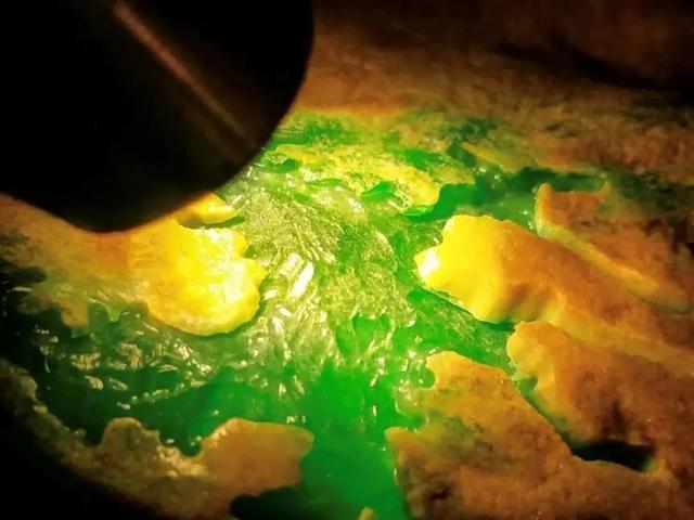 翡翠|原石翡翠值钱吗(4千万买的翡翠原石,一刀切开涨了几十亿)