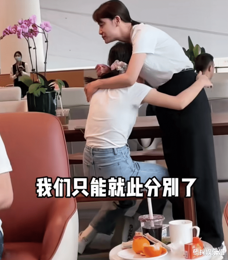 |田亮带家人出游，15岁森碟身高近一米七，和妈妈离别相拥好有爱