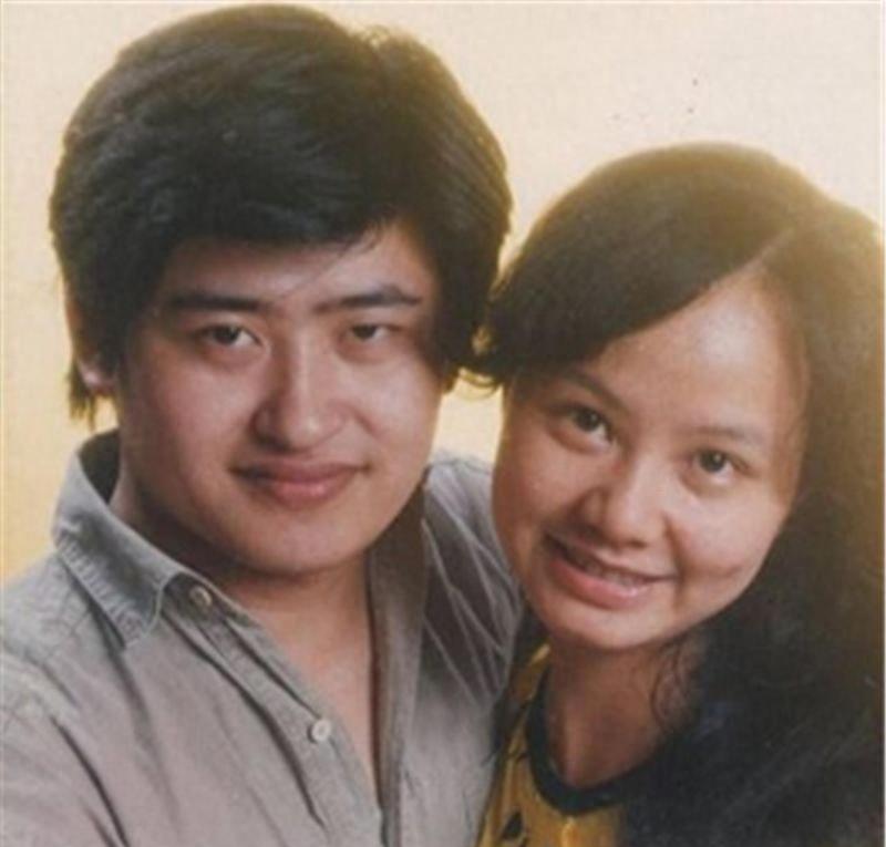 刘欢陪爱妻追星看球，满头白发身材变瘦，付笛生携老婆露面显的沧桑