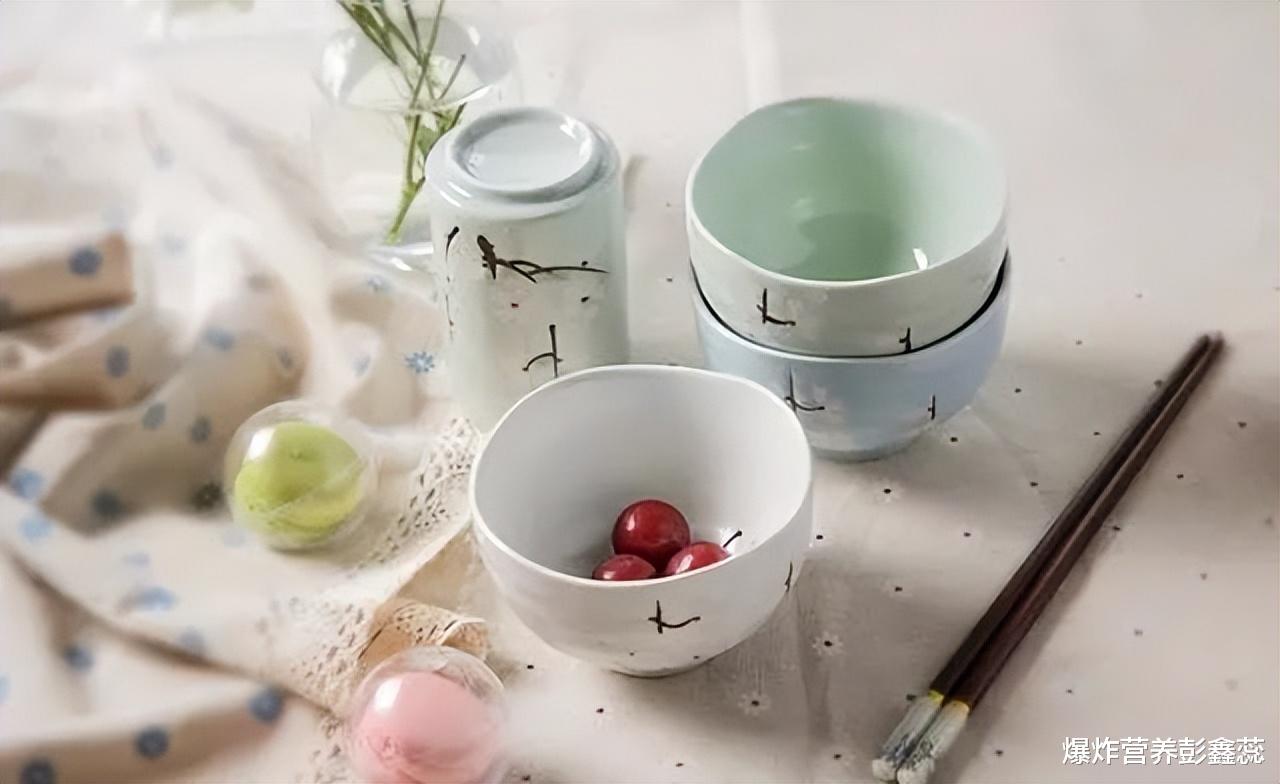 饭后剔牙、一起床就叠被子、用纱罩罩食物...看似卫生，实则要改