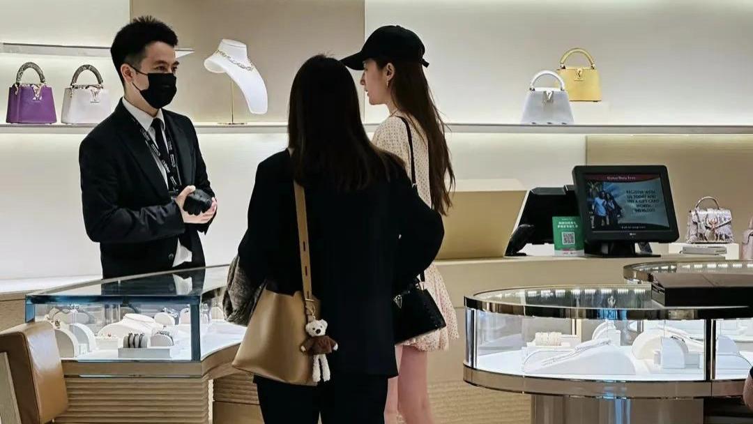 刘亦菲迪拜被偶遇，逛奢侈品店身边跟2个助理，拒合影签名惹争议
