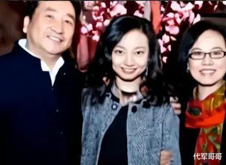 26年前,姜昆不顾妻子反对收养的6岁遗孤,如今成了他的骄傲