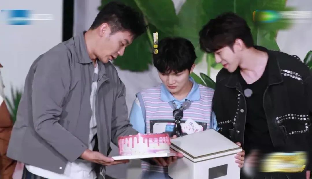 26岁关晓彤生日当天崩溃大哭，网友气炸：真恶心！