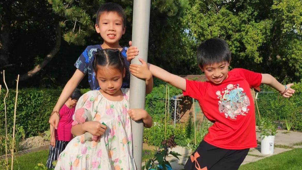 陈茵媺独自带3个子女回娘家探亲，母子四人假期游玩相当欢乐