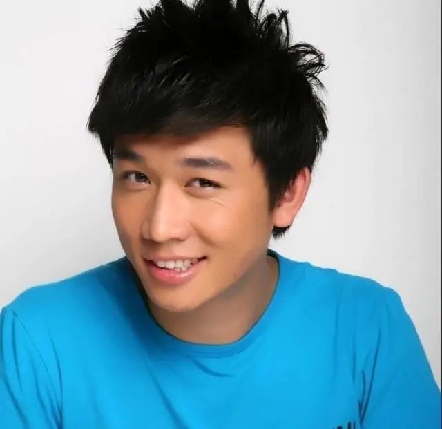 母亲是皇后专业户，自己也是演员，嫁同行为妻，一家三代其乐融融