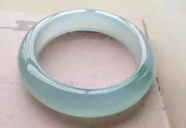 女子爱玉成痴，收藏130条翡翠手镯