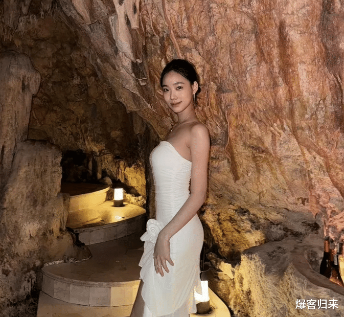 Lily自拍引发网友猜想：15岁新星，成熟魅力背后的出道代价？