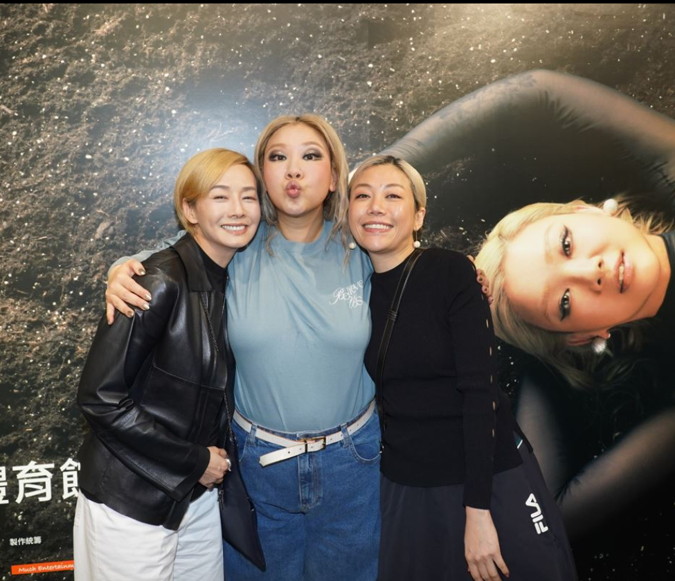 郑欣宜|郑欣宜开演唱会众星云集,搂干妈合影心情好,老爸郑少秋遗憾缺席