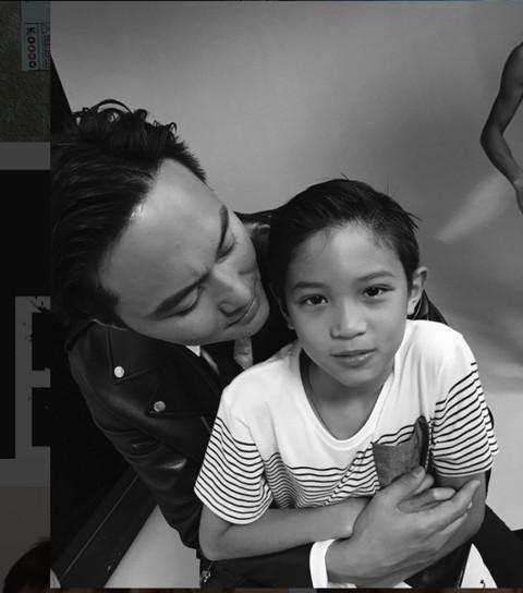 张智霖17岁儿子定居美国！在国外生活日子潇洒，身边女友漂亮迷人