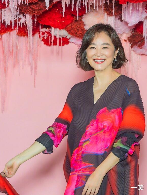 林青霞|68岁林青霞与向华强侄子聚餐，无名指戴巨大钻戒，素颜仍贵气优雅