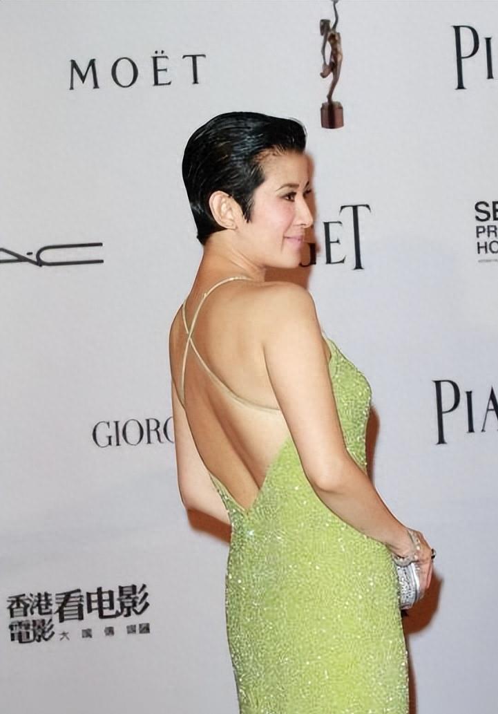 吴君如在香港街头可谓是赚足眼球！手拎30万高奢包，一头金发女人味十足