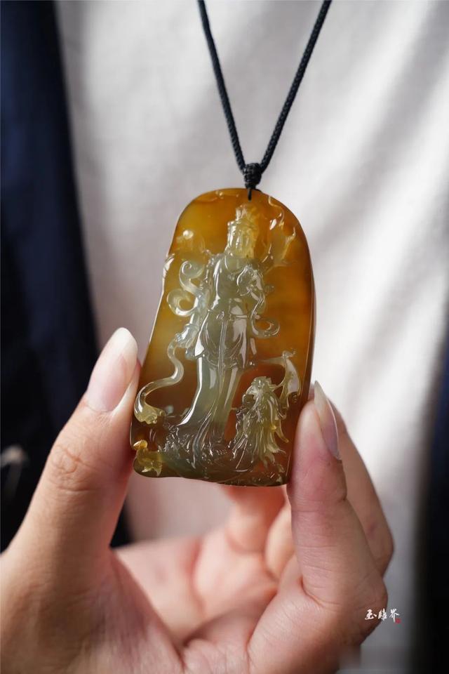 翡翠|翡翠狂想曲:内行看种,外行看色,还有谁在看大小?