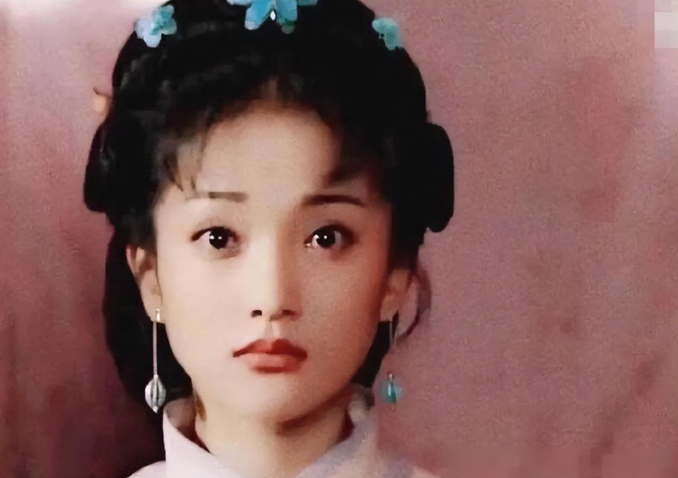 他跟明星继母亲如姐弟，和多名女星关系暧昧，为追周迅用尽了手段