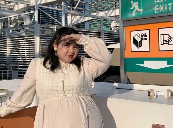 女神胡慧中罕见分享女儿照片,23岁何嘉珍是阳光又自信的胖女孩