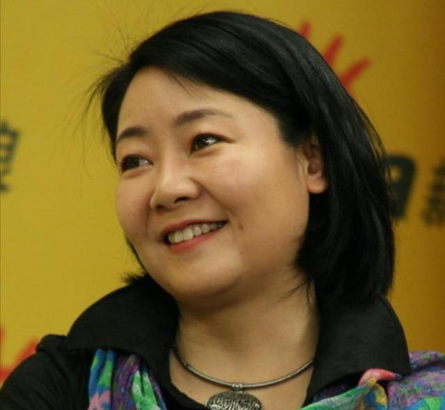 萨日娜：结婚33年只生孩子不做饭，帅气演员丈夫潘军却把她宠成宝