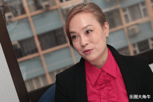 9年前刘家良去世,葬礼上哭到昏厥的娇妻,为何转身嫁进赌王家?